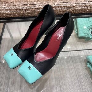 CHANEL Black Leather Pumps with Mint Patent Cap Toe